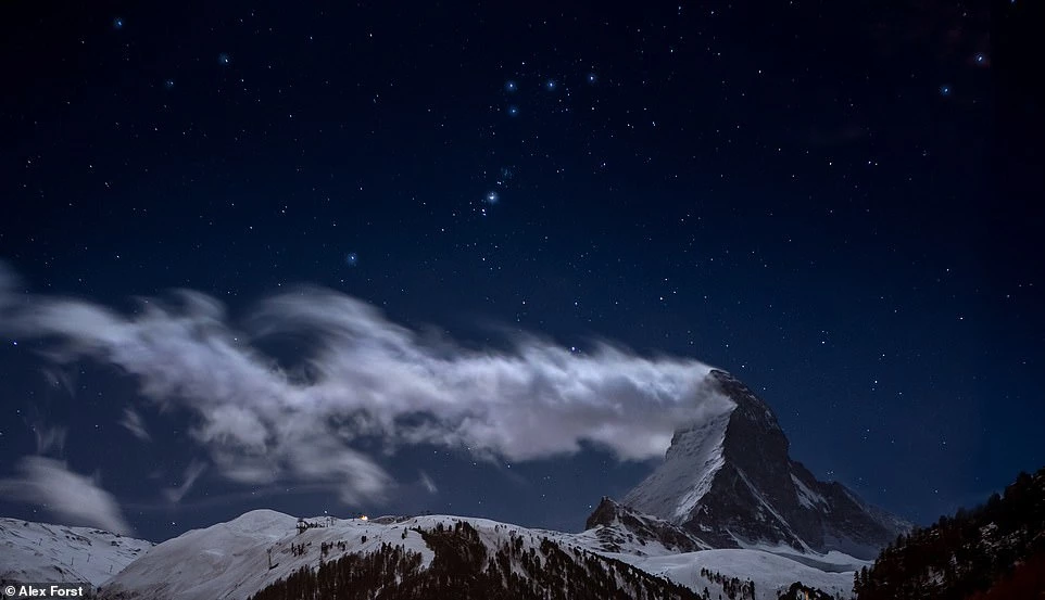 Khung cảnh huyền diệu này là một trong những đỉnh núi nổi tiếng nhất châu Âu. Đỉnh Matterhorn cao 4.480 m, với những đám mây xoáy tròn bao quanh.