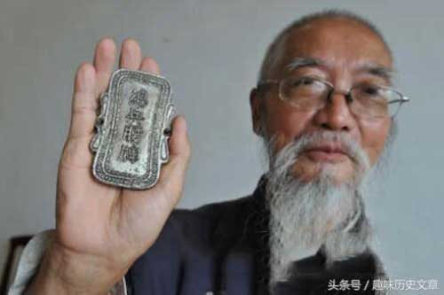 Cụ ông sở hữu tấm kim bài quyền lực, chuyên gia đến tận nhà vận động vẫn quyết từ chối giao nộp: Tôi có lý do riêng!