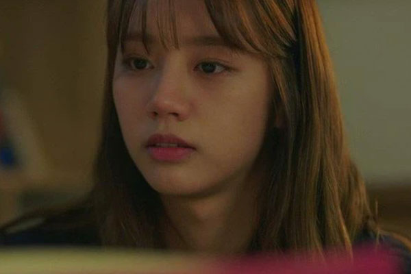 5 rưỡi chiều đi làm về cửa nhà vẫn đóng kín, tôi vừa mở ra đã trông thấy chồng cùng cảnh tượng não nề