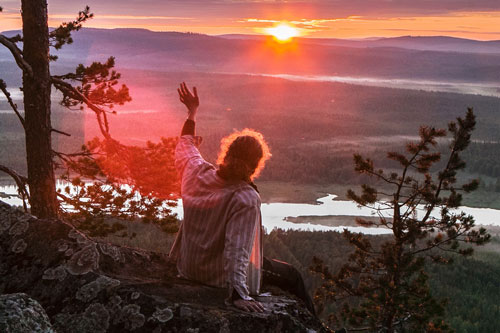 Người Phần Lan ngắm mặt trời lúc nửa đêm