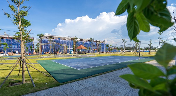 Đất nền và nhà ở ven sông cháy hàng bất chấp dịch bệnh