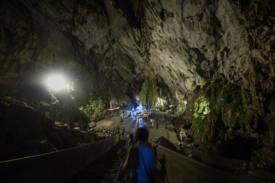 Di tích thắng cảnh Hương Sơn, thường gọi Chùa Hương, nằm ở huyện Mỹ Đức, Hà Nội, cách trung tâm thủ đô khoảng 60 km về phía nam, là quần thể hệ thống đình, đền, chùa, hang động phong phú. Theo các tài liệu, động Hương Tích nổi tiếng ở đây được ca ngợi là "Nam thiên đệ nhất động", được chúa Trịnh Sâm cho khắc mỹ danh này trên vách động. Ảnh: Việt Linh.