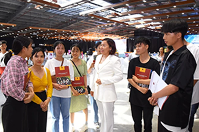 Thạc sĩ Nguyễn Thị Ngọc Quyên – Hiệu trưởng Trường Nova College – chia sẻ với học sinh về các ngành học tại trường