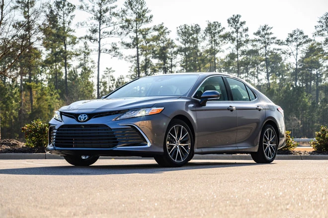 1. Toyota Camry 2021 (Điểm tổng thể: 8,4/10, giá khởi điểm: 24.970 USD).