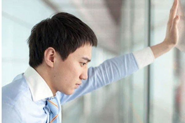 Ai cũng nói nhân viên mới có gương mặt giống tôi, nghi ngờ có uẩn khúc phía sau, tôi hỏi mẹ và nhận được câu trả lời đau điếng