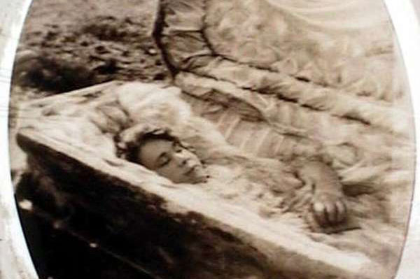 Cô gái đang lâm bồn thì qua đời, thi thể 6 năm vẫn nguyên vẹn và bí ẩn rùng mình