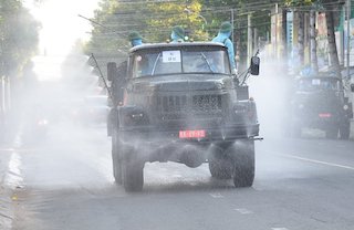 Bộ đội Hóa học phun khử khuẩn thành phố Mỹ Tho