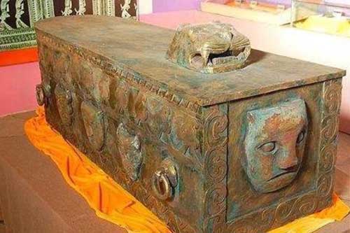Quan tài bằng đồng nghìn năm tuổi vừa được tìm thấy, chính quyền địa phương đã làm điều khiến chuyên gia 'rất sốc'!