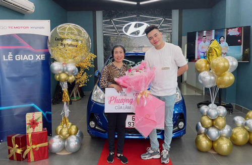 Loạt sao Việt mua xế hộp tiền tỷ tặng bố mẹ