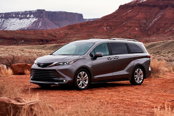 5. Toyota Sienna 2021 (Điểm tổng thể: 8,3/10, giá khởi điểm: 34.460 USD).