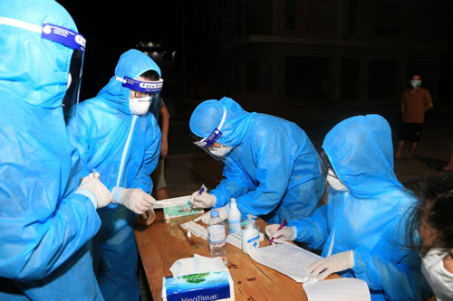 Sáng 3/7, có thêm 239 ca mắc COVID-19, riêng TP.HCM có 215 ca