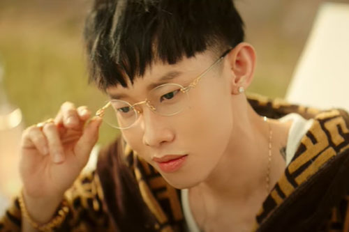 Kay Trần một bước lên luôn top 1 trending sau 12 tiếng ra MV Nắm Đôi Bàn Tay, tất cả là nhờ fan Sơn Tùng?