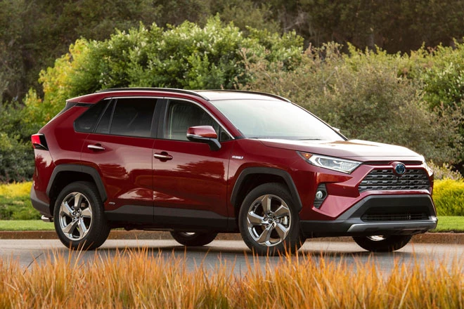 9. Toyota RAV4 Hybrid 2021 (Điểm tổng thể: 8/10, giá khởi điểm: 28,500 USD).