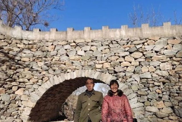 Thương vợ, chồng nhặt 20.000 hòn đá xây cầu suốt 5 năm