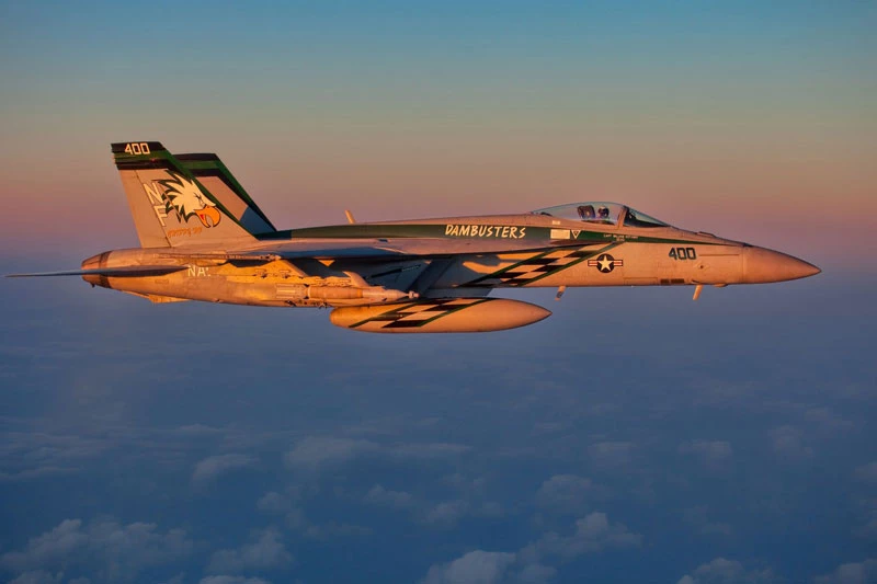 Máy bay chiến đấu F-18