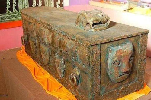 Quan tài bằng đồng nghìn năm tuổi vừa được tìm thấy, chính quyền địa phương đã làm điều khiến chuyên gia 'rất sốc'