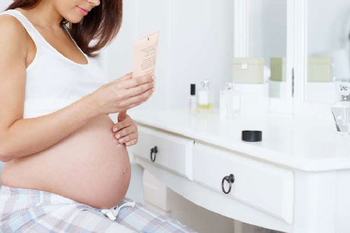 Mẹ bầu dùng mỹ phẩm có ảnh hưởng đến thai nhi không?