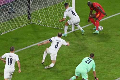 Lukaku hóa Werner, bỏ lỡ cơ hội từ cự ly 1 mét