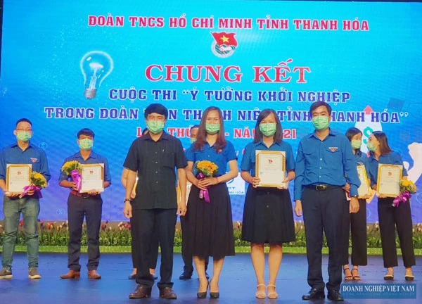 Đại diện Ban Dân vận Tỉnh ủy và Tỉnh đoàn Thanh Hóa trao thưởng cho nhóm tác giả đạt giải nhất.