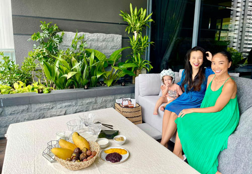 Đoan Trang hội ngộ gia đình Hoàng Oanh, lần đầu hé lộ nhiều ngóc ngách trong căn penthouse xịn xò tại Singapore