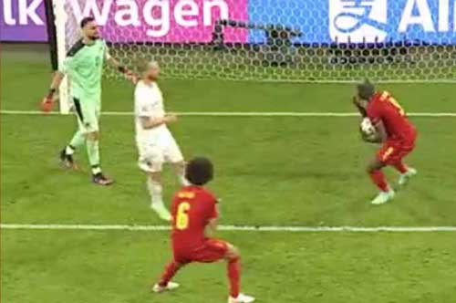 Tranh cãi tình huống penalty cho ĐT Bỉ, Lukaku bảo Donnarumma 'Im mồm đi!'