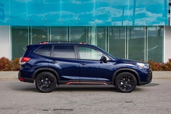 1. Subaru Forester 2021 (dung tích khoang hành lý khi gập hàng ghế sau: 2.155 lít).