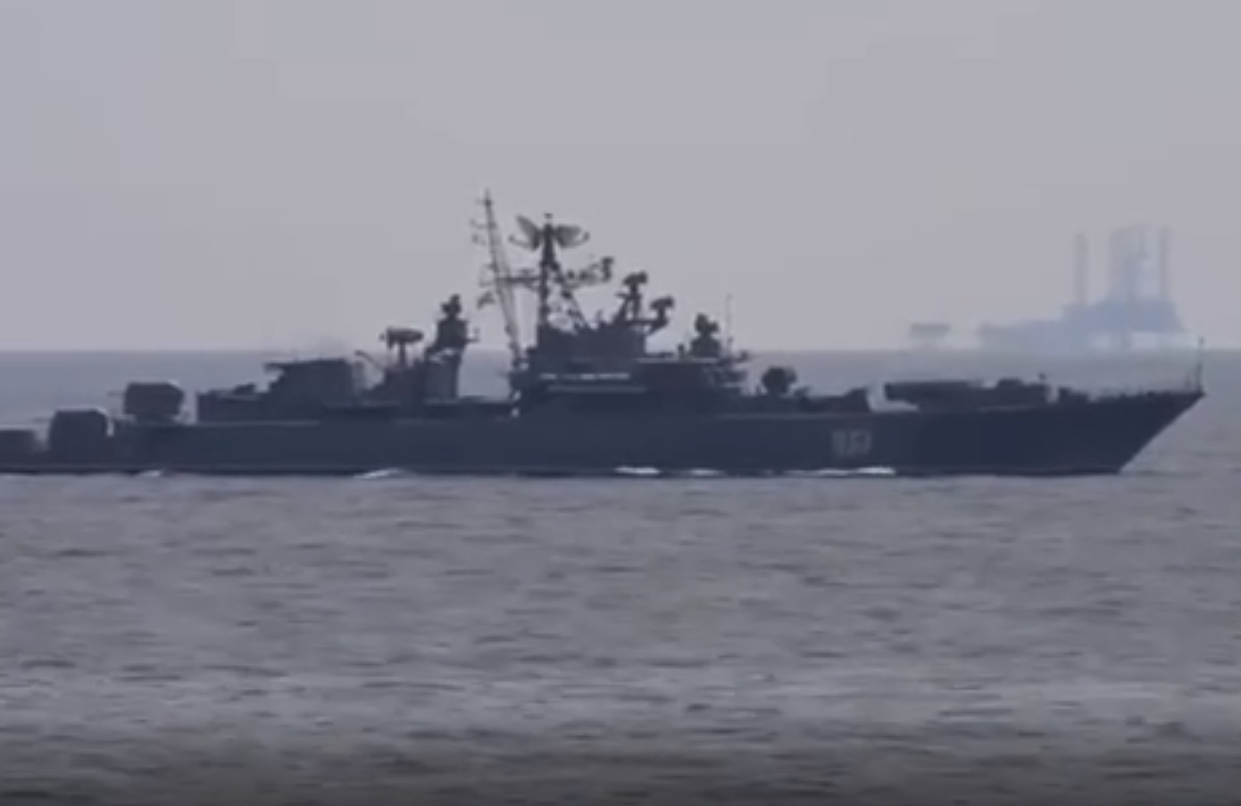 Tàu tuần tra Nga chặn tàu khu trục Mỹ USS Ross gần Crimea