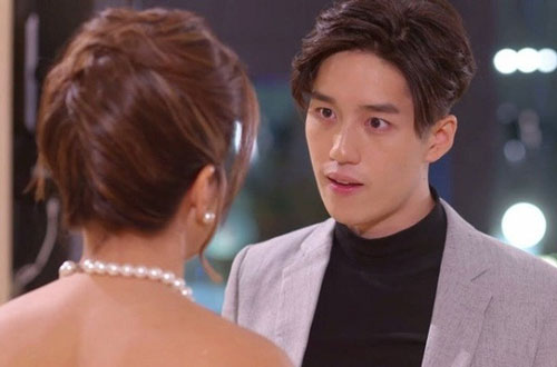 Bàng hoàng khi thấy mẹ tôi đưa hẳn cuốn sổ tiết kiệm nửa tỷ đồng cho chồng tôi nhưng anh từ chối