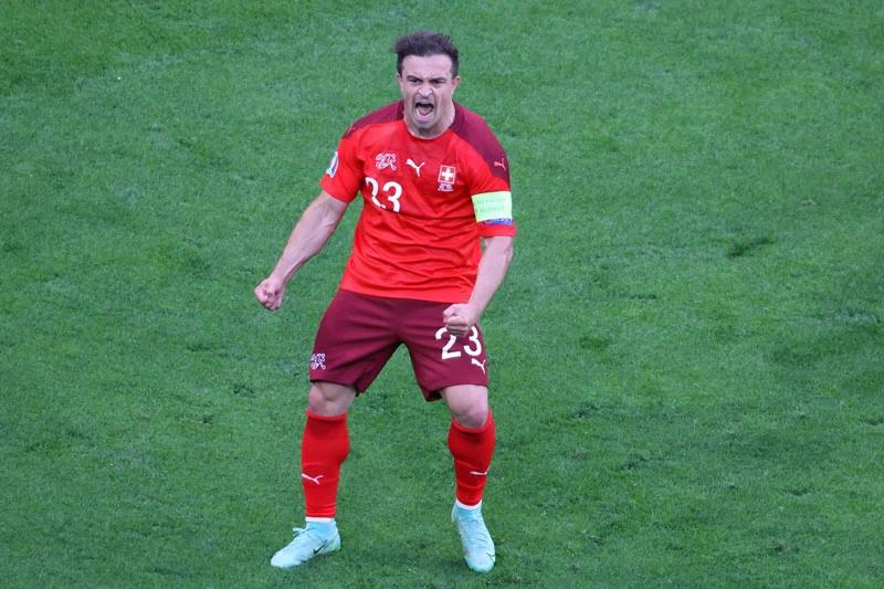 Tiền vệ trung tâm: Xherdan Shaqiri (Thuỵ Sĩ).