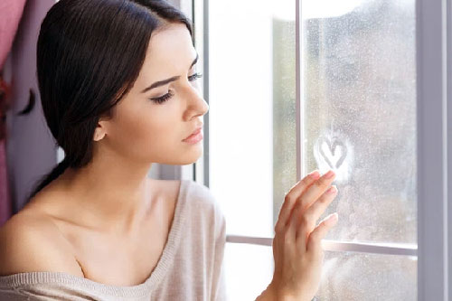 Mất cả buổi để nấu mâm cơm thịnh soạn, nào ngờ chồng liếc nhìn, vứt lại một câu rồi vội vã bỏ đi