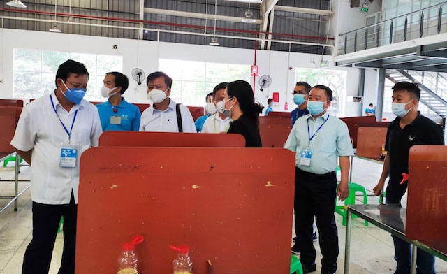Phó Chủ tịch UBND tỉnh Long An - Phạm Tấn Hòa (bìa trái) kiểm tra công tác phòng dịch tại các doanh nghiệp trên địa bàn. (Ảnh: longan.gov.vn)