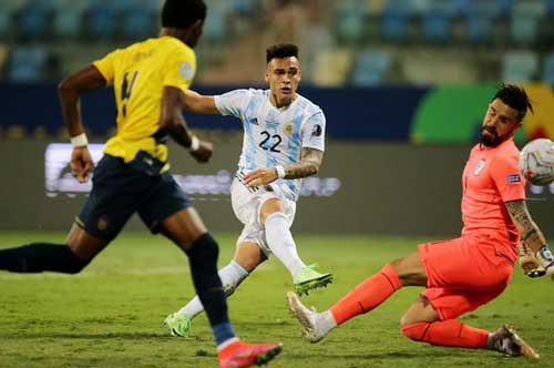 Messi 'gánh' Argentina vào bán kết gặp Colombia