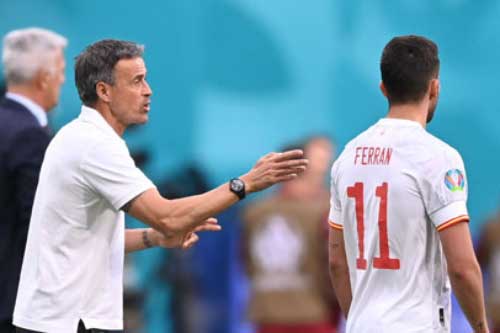 ĐT Tây Ban Nha: 'Chơi dao coi chừng đứt tay'