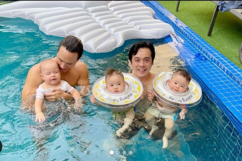 Dương Khắc Linh dẫn vợ con sang "đại náo" bể bơi nhà Kim Lý, "phì cười" trước biểu cảm của "cây hài" Leon