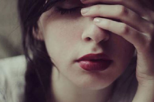 Mỗi chiều bố chồng đều đạp xe ra ngoài 2 tiếng, tôi tò mò nên đi theo rồi đau đớn khi thấy ông rẽ vào nghĩa địa