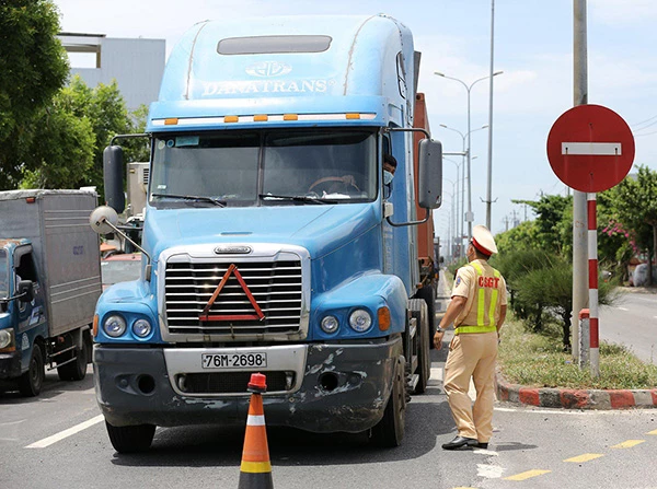 Các chốt kiểm soát phòng chống dịch ở các cửa ngõ Đà Nẵng tăng cường kiểm soát các phương tiện ra, vào TP