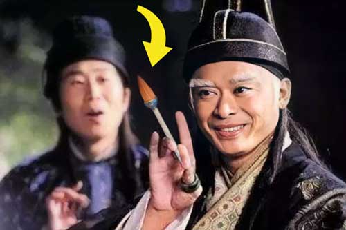 Ông lão tự xưng là con nuôi thái giám nhà Thanh, mang cây bút đi kiểm định: 4 chữ trên bút khiến chuyên gia ngỡ ngàng!