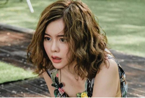 Bố chồng tuyên bố tái hôn, vừa nhìn mặt bạn gái ông mà tôi kinh hoảng tột cùng, phải trốn vội vào bếp