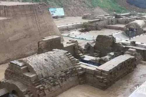 Nước ao làng đột nhiên rút cạn lộ ra 17 bộ xương người: Chuyên gia đến hiện trường phải thốt lên "Không thể tin nổi!" - Ẩn số