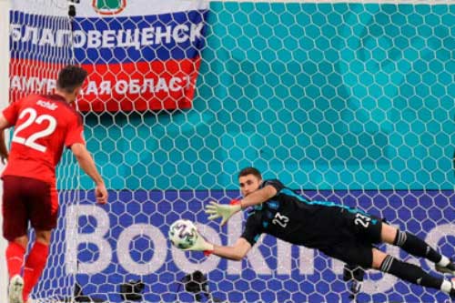 Unai Simon đang đi trên con đường của Iker Casillas