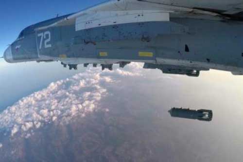 Sức mạnh bom phá mảnh Su-24M cảnh báo tàu Anh