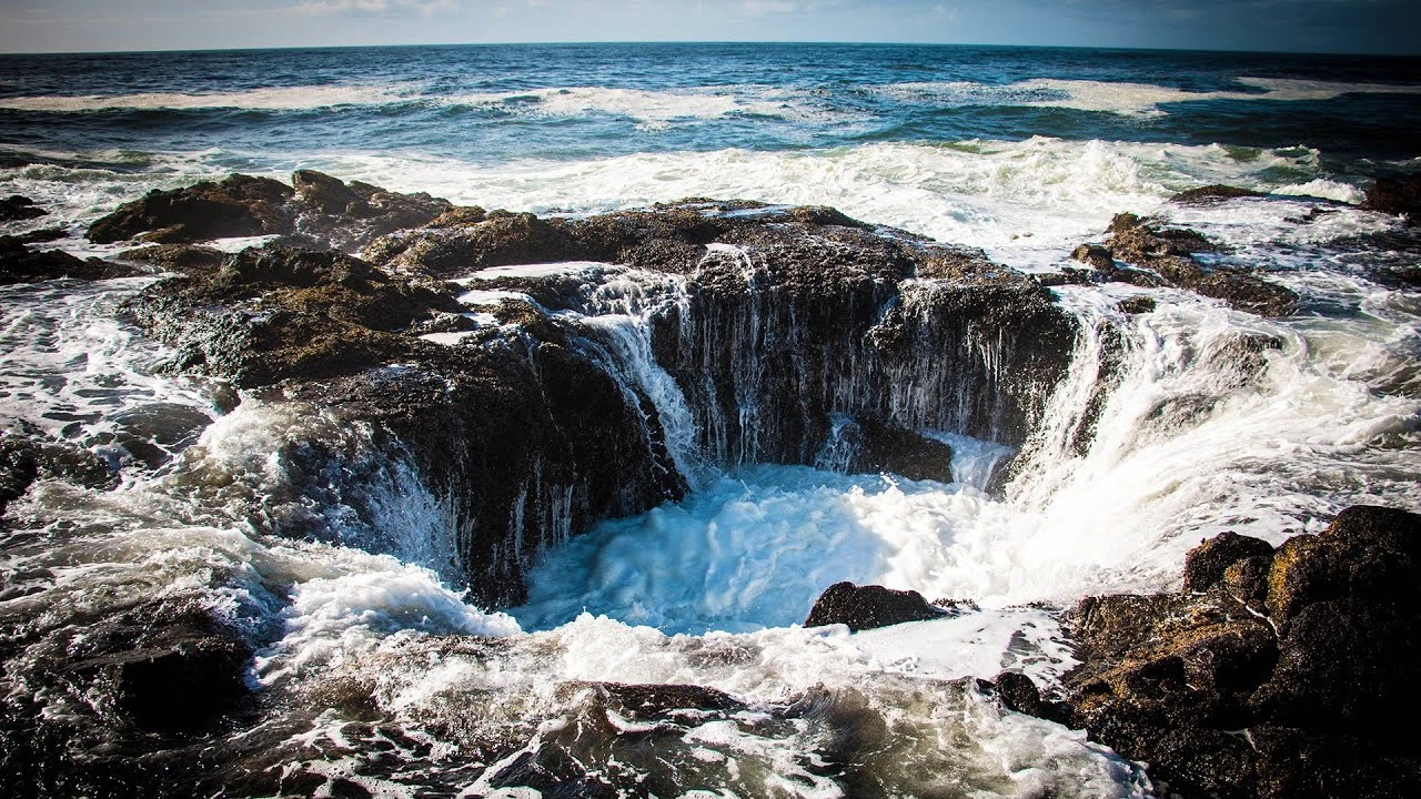 Giếng thần Thor (Mỹ): Nằm bên rìa bờ biển Oregon gần mũi Perpetua, giếng thần Thor là hố sâu tưởng như không đáy nuốt lấy những dòng nước biển xung quanh. Trên thực tế, đây là một hố đá tự nhiên có đáy sâu 6 m. Hố có vẻ đẹp hùng vĩ thu hút nhiều nhiếp ảnh gia tới sáng tác, đặc biệt là những ngày biển động. Ảnh: LiveLifeHuman.