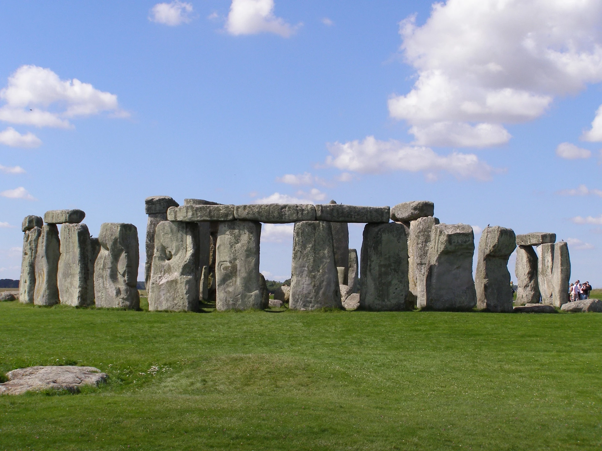 Stonehenge (Anh): Đây là một di tích tiền sử nằm tại Wiltshire (Anh), gồm vòng tròn nhiều cổng đá cao khoảng 4 m, rộng 2,1 m và nặng khoảng 25 tấn. Các nhà khảo cổ học tin rằng công trình được xây dựng trong giai đoạn năm 3000-2000 trước Công nguyên. Đây là một trong những địa điểm tham quan nổi tiếng nhất của Vương quốc Anh. Ảnh: Gareth Wiscombe.