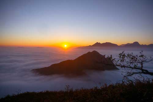 Khoảnh khắc bình minh diệu kỳ trên biển mây núi Muối