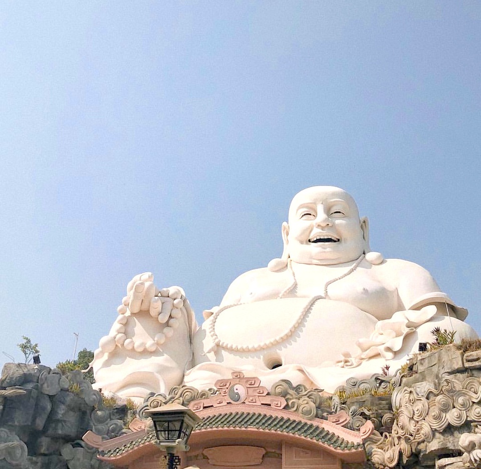 Maitreya Buddha statue on the top of Cam Mountain belongs to Big Buddha Temple.  The statue has a height of nearly 34 m, clearly depicting a peaceful smile, compassion, equanimity and a characteristic big belly.  According to many experts, this statue achieves a high aesthetic level of architecture and harmony between the mountain and forest space.  The statue owns the title of "The largest Maitreya Buddha on the top of the mountain in Vietnam" in 2006 and was recognized as the "largest Maitreya Buddha statue on the mountain in Asia" in 2013. Photo: Tranvuvuong194.