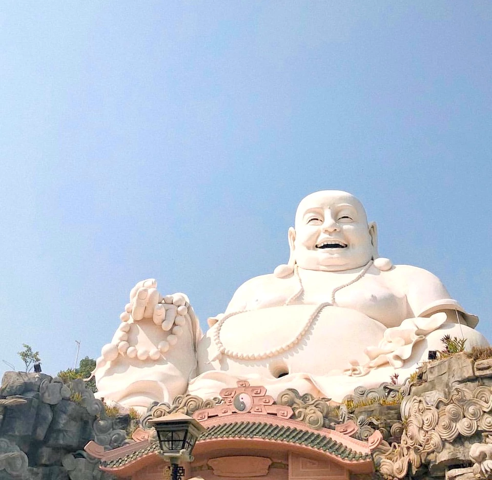 Tượng Phật Di Lặc trên đỉnh núi Cấm thuộc chùa Phật Lớn. Tượng có chiều cao gần 34 m, đặc tả rõ nét nụ cười an nhiên, từ bi, hỉ xả và chiếc bụng to đặc trưng. Theo nhiều nhà chuyên môn, bức tượng này đạt độ thẩm mỹ cao về kiến trúc và hài hòa giữa không gian núi rừng. Tượng sở hữu danh hiệu "Tượng Phật Di Lặc trên đỉnh núi lớn nhất Việt Nam" vào năm 2006 và được công nhận là "Tượng Phật Di Lặc lớn nhất trên đỉnh núi ở châu Á" vào năm 2013. Ảnh: Tranvuvuong194.