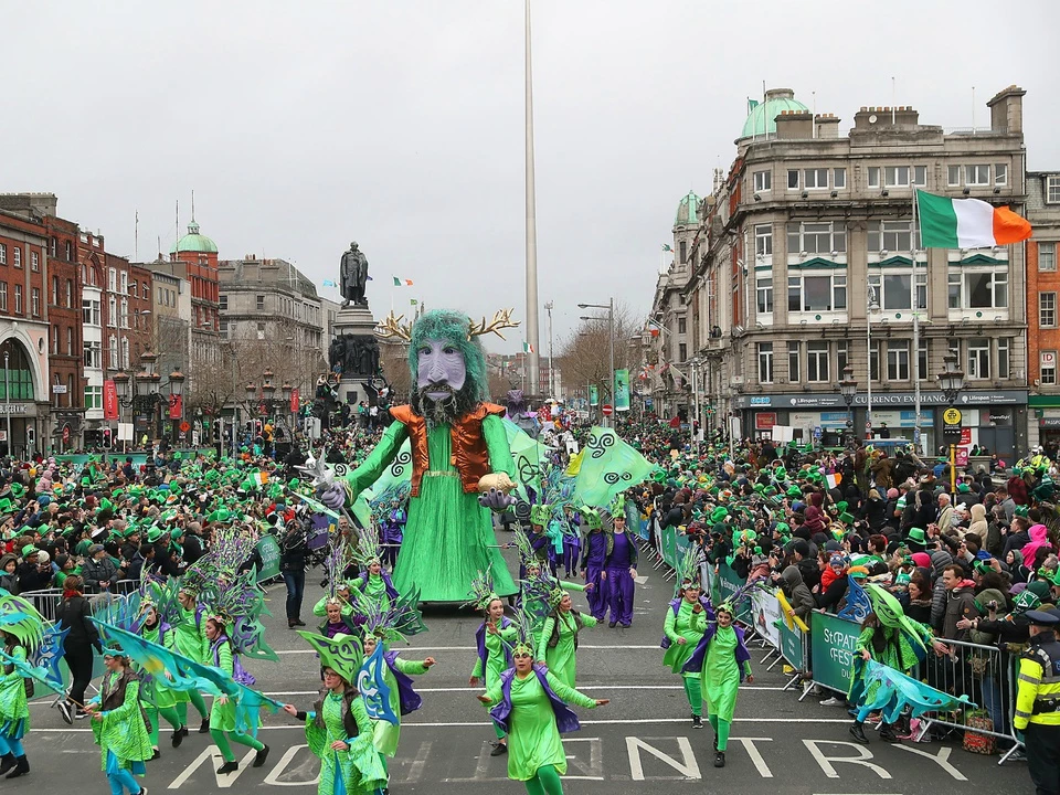 17/3 hàng năm là dịp lễ Thánh Patrick. Đây là ngày lễ chính thức tại Ireland, tưởng niệm ngày mất của vị thánh bảo trợ đất nước này. Lễ hội thường gắn liền với sắc xanh của cỏ ba lá, từ các buổi lễ nhà thờ, diễu hành đến các điểm du lịch, trang phục người dân... Ảnh: PA Wire.