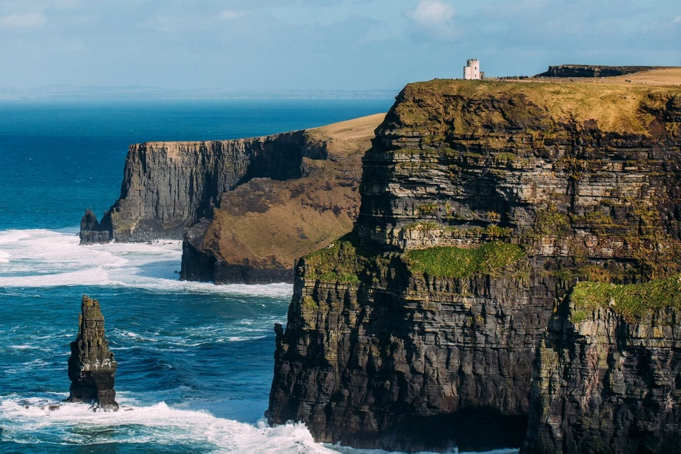 Vách đá Moher vốn nằm sâu dưới đáy biển, tuy nhiên quá trình dịch chuyển lớp vỏ Trái Đất cách đây 300 triệu năm đã đẩy phần lãnh thổ nhô lên tạo ra kỳ quan thiên nhiên ngày nay. Trải dài 8 km men theo bờ Đại Tây Dương, đây là địa điểm hút du khách đến Ireland, còn có tên gọi là vách đá Bồ Công Anh vì tập trung loài hoa vàng nở rực.