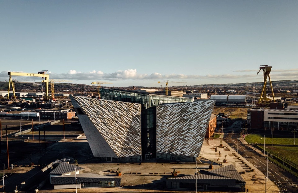 Belfast, Bắc Ireland, Vương quốc Anh, là nơi sản xuất ra tàu Titanic huyền thoại. Năm 1912, trong hành trình vượt biển đầu tiên, Titanic đã vĩnh viễn nằm lại dưới đáy Đại Tây Dương sâu thẳm. Bảo tàng Titanic Belfast với 6 tầng, 10 phòng trưng bày nghệ thuật cho du khách cơ hội khám phá những cảnh quan, câu chuyện và bí mật về con tàu nổi tiếng này.