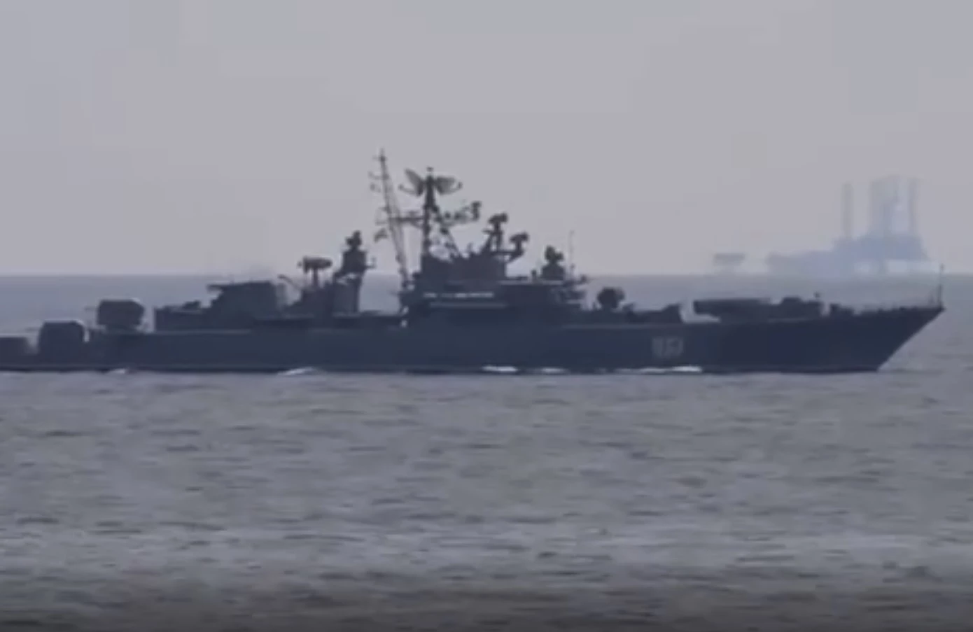 Tàu tuần tra Nga chặn tàu khu trục Mỹ USS Ross gần Crimea